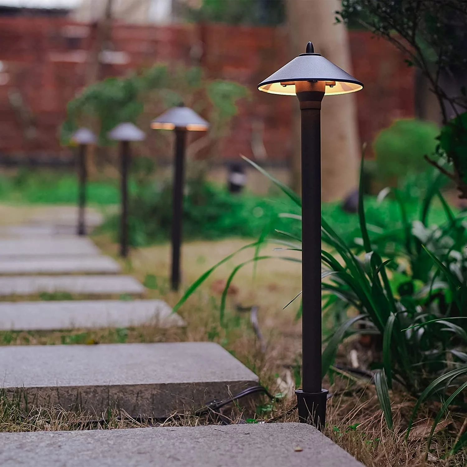 Cover Image for Custom Outdoor Lighting vs Traditional Landscape Lighting: Which Is Better for Curb Appeal?